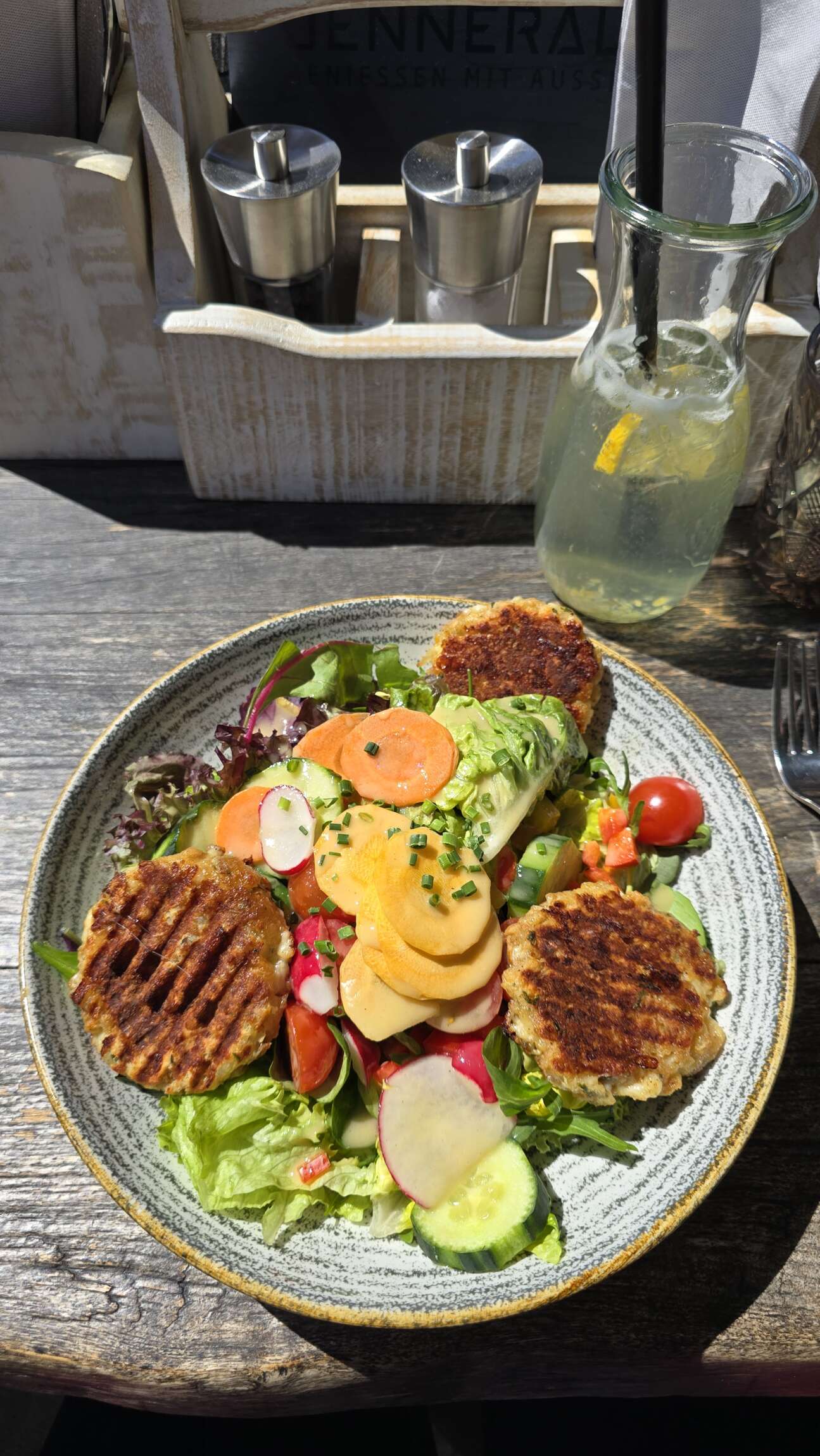 Kaspressknödel auf Salat Jenneralm