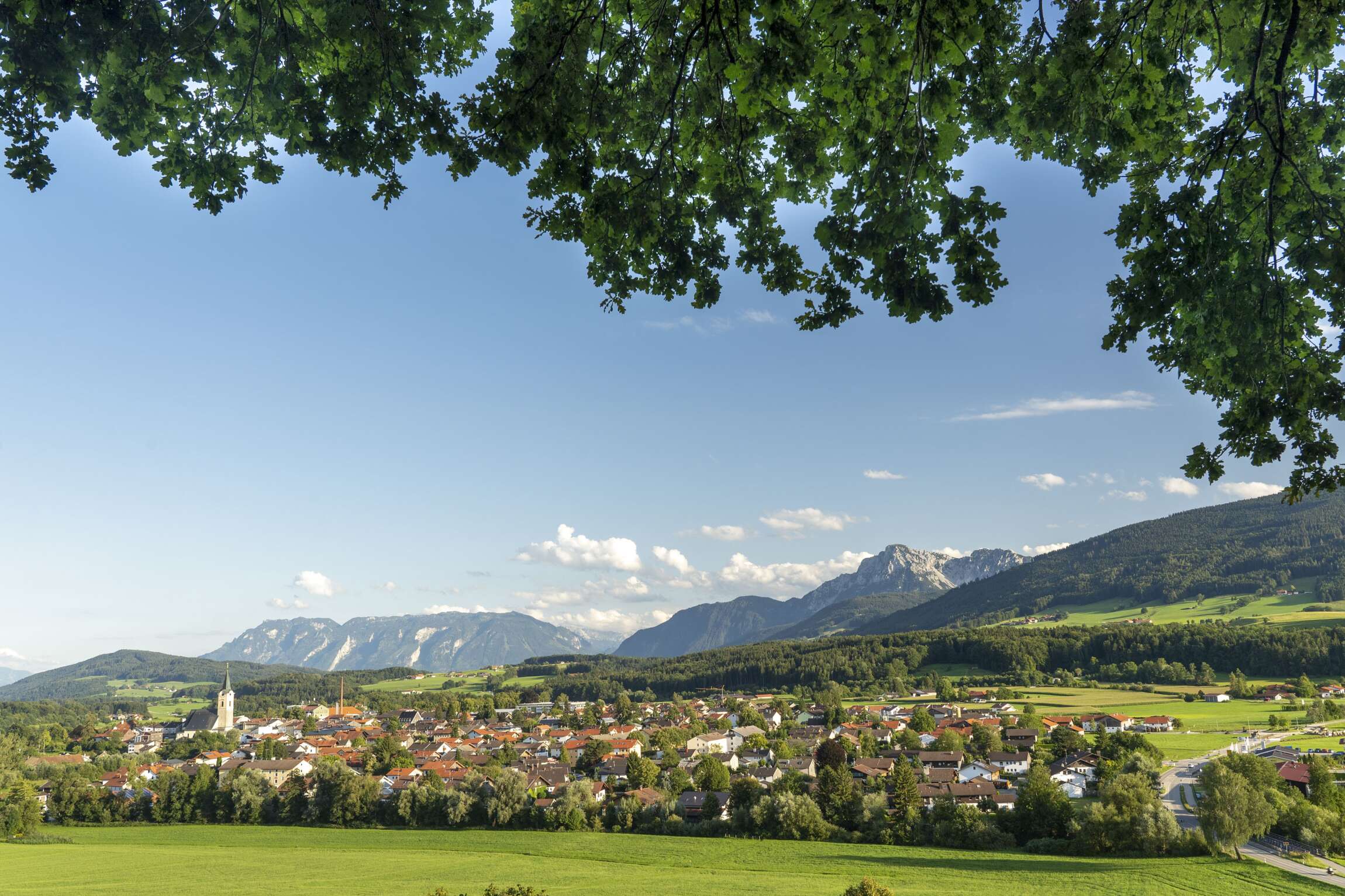 Panorama über Teisendorfmit Untersberg, Steinernes Meer, Fuderheuberg, Hochstaufen, Zwiesel und Teisenberg
