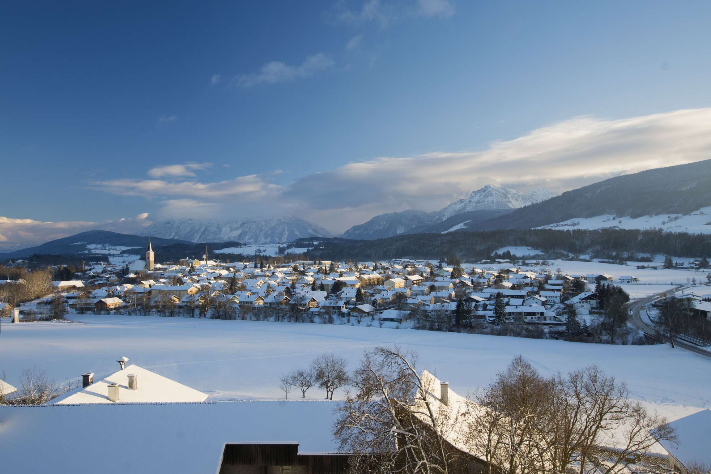 winterliches Panorama über Teisendorf im Rupertiwinkel des Berchtesgadener Landes