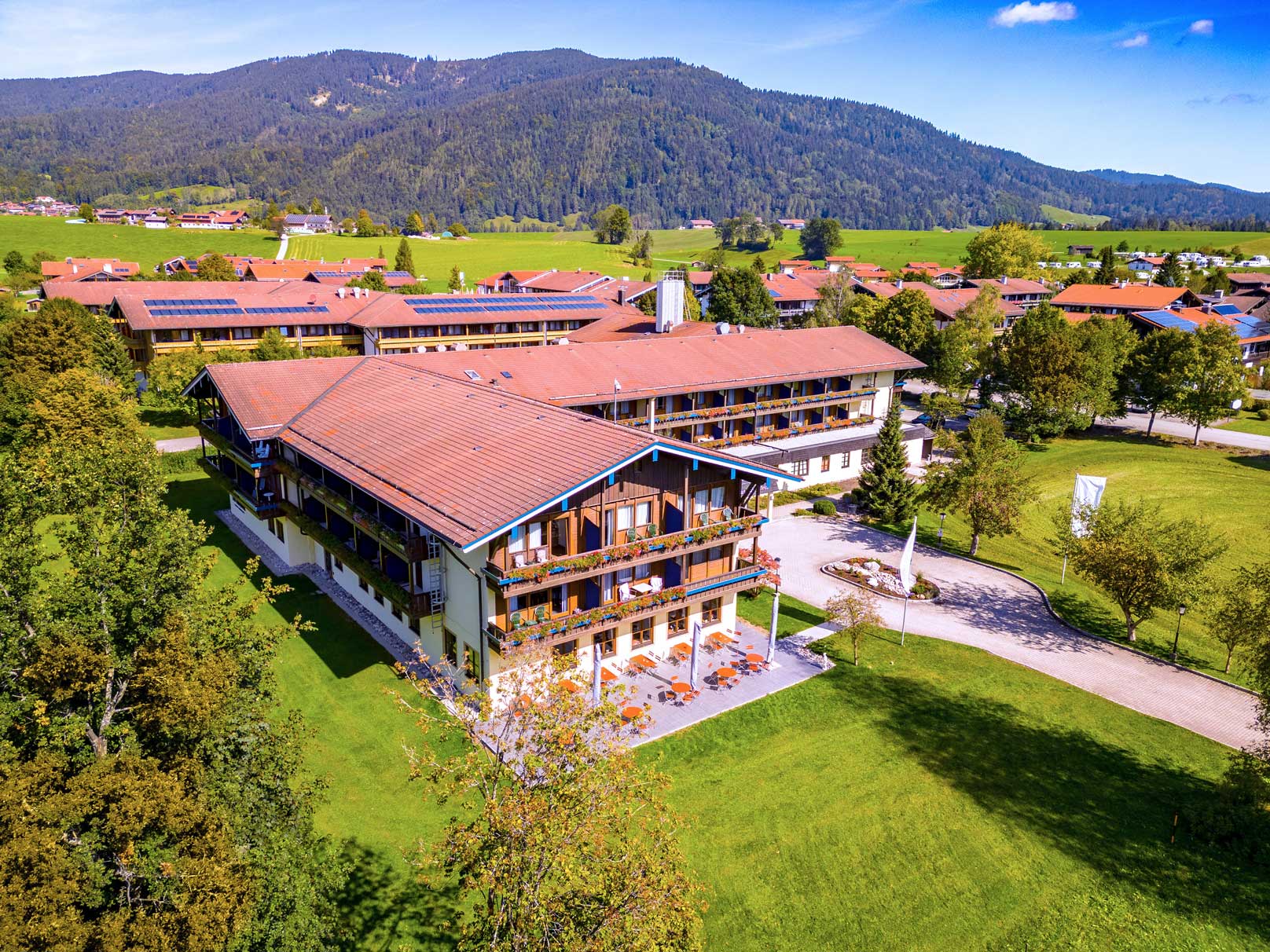 das-wiesgauer-alpenhotel-inzell-luftaufnahme